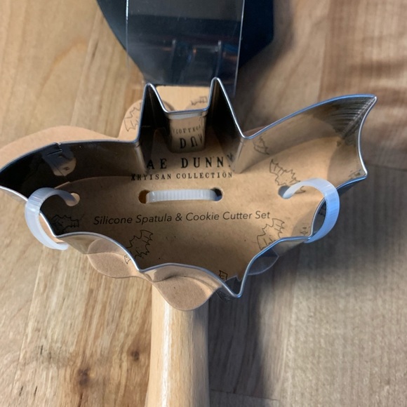 RAE DUNN “SPOOKY” SPATULA COOKIE CUTTER SET - Picture 3 of 5